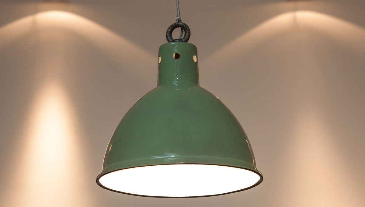 Lampe verte suspendue, éclairage intérieur, plafond clair Lampe verte suspendue, éclairage intérieur, plafond clair
