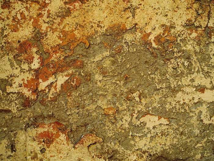 Mur en béton avec rouille et peinture qui s'écaille