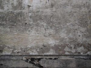 Les coups de balai ne sont pas la cause : l'effritement du bas de mur cache des remontées capillaires