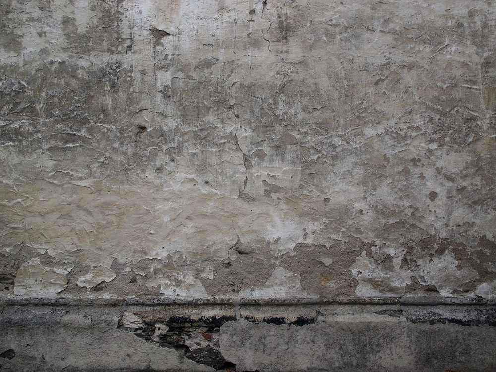 Les coups de balai ne sont pas la cause : l'effritement du bas de mur cache des remontées capillaires