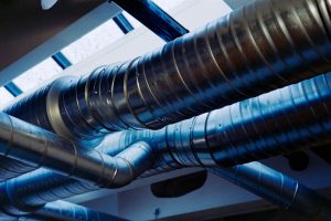 Des conduits métalliques en forme de spirale fixés au plafond